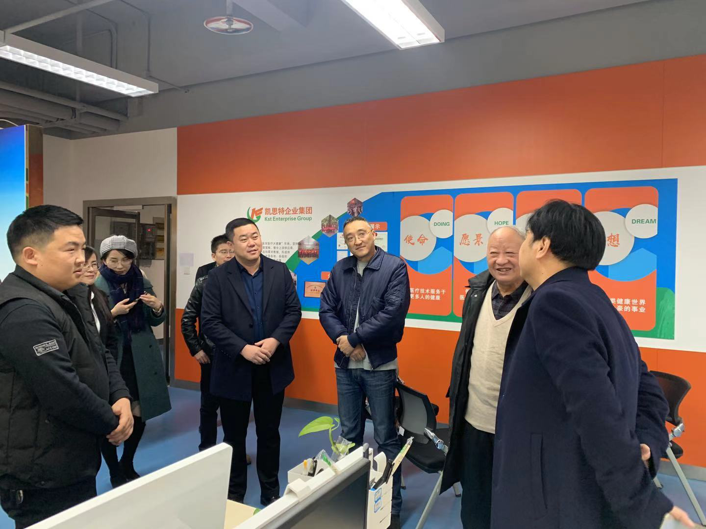 原陜西省衛(wèi)生廳副廳長(zhǎng)、保健學(xué)會(huì)會(huì)長(zhǎng)、一行人蒞臨陜西凱思特集團(tuán)指導(dǎo)！